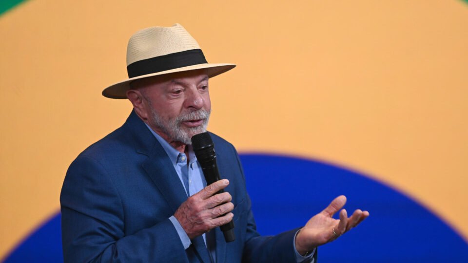 Lula mente com facilidade constrangedora e finge que nunca governou